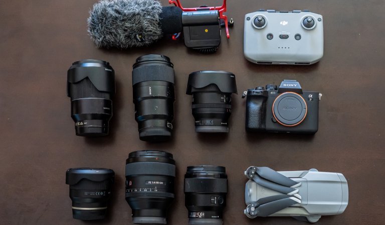 Equipo fotográfico: cámaras, lentes, micrófono y drone