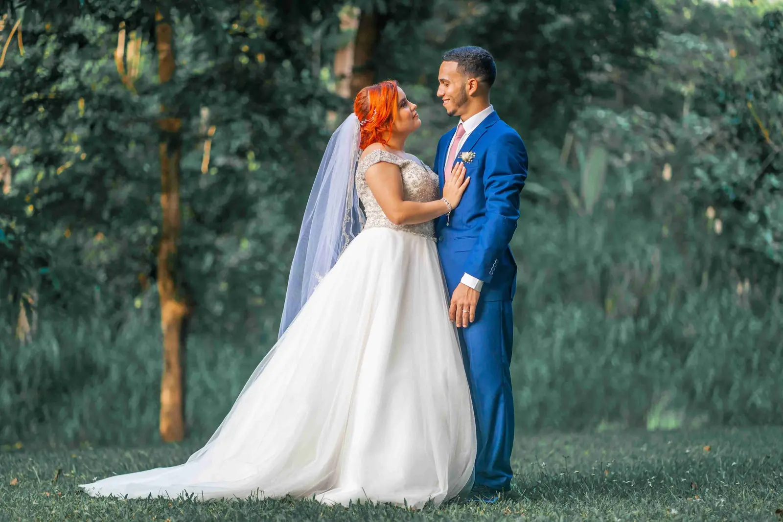 Novios posando en un jardín