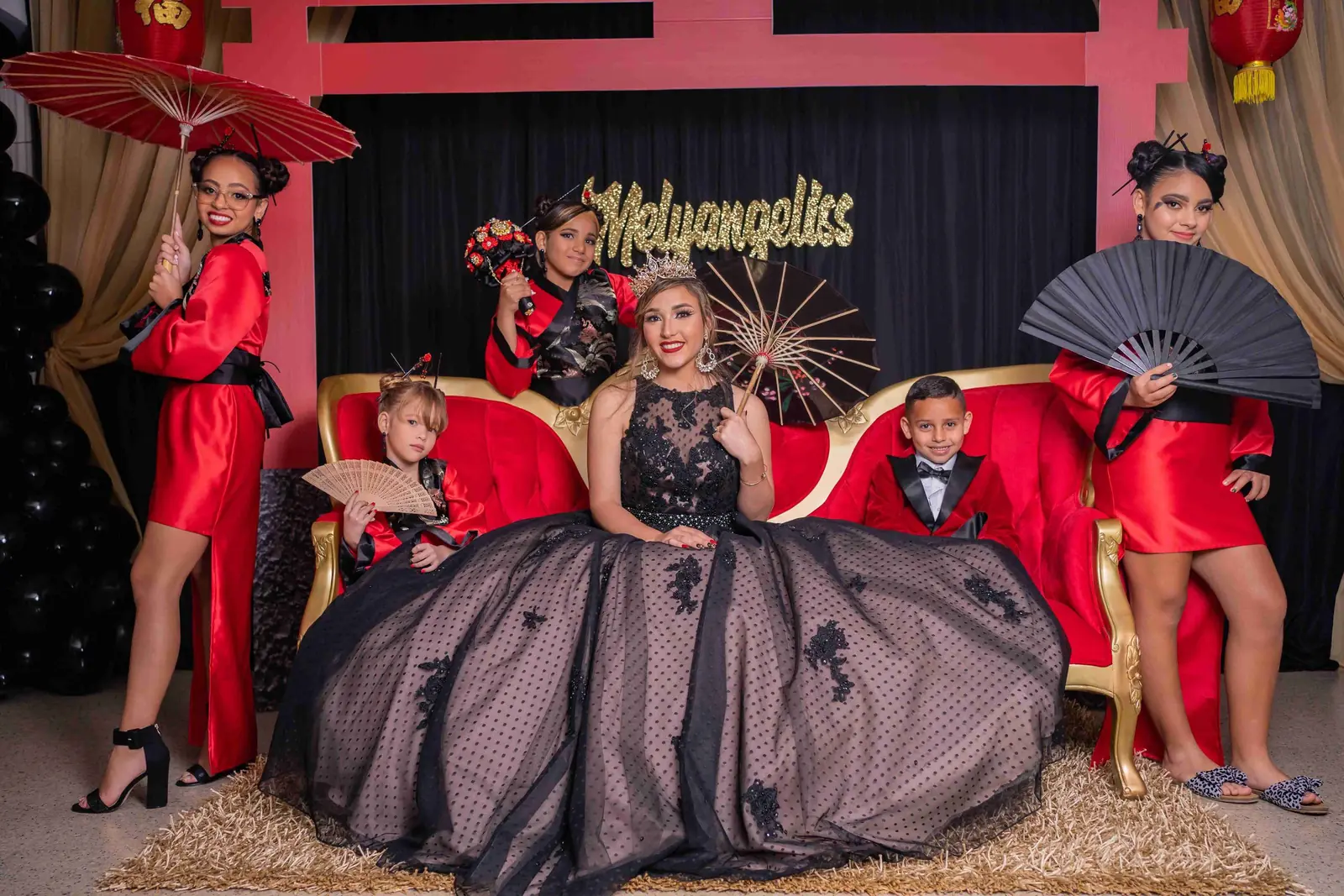 Quinceañera con su corte en un set temático